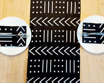 Ensemble chemin de table et serviettes | Chemin de table imprimé "Mudcloth" imprimé africain fait à la main, inspiré de Bogolan, fabriqué à partir de tissu imprimé 100 % africain.