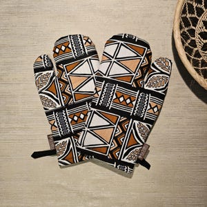 Juego de 2 guantes de horno / Hechos a mano, con estampado africano inspirado en el bogolan &quot;Mudcloth&quot;