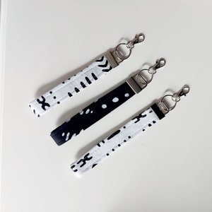 Juego de 3 llaveros / muñequeras / llaveros de cuero y estampado africano