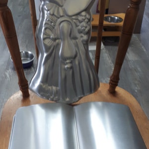 2 large Wilton cake pans - 502-7466 (1977) and 502-194 (1975)