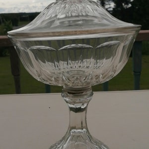 Grande et longue bonbonnière en verre pressé avec couvercle