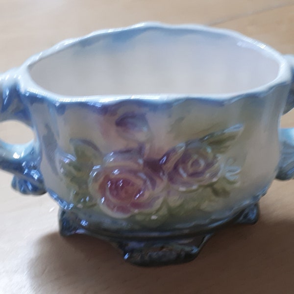 Petit vase oval en porcelaine à deux anses