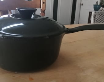 Cuisine royale Casserole avec couvercle en fonte émaillée verte à l'extérieur et antiadhésif à l'intérieur