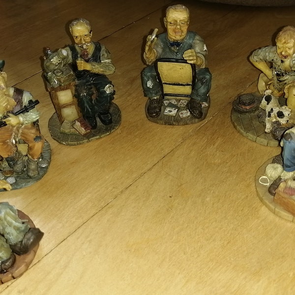 Figurines miniature de hommes occupés ayant chacun une activité