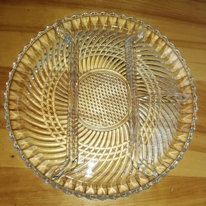 Peut inclure: Un plat de service en verre transparent avec trois sections divisées. Le plat a un motif décoratif en forme de diamant et un bord festonné.