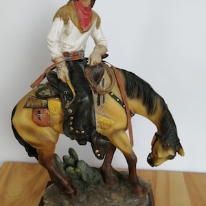 Cowboy op zijn rijdier - Harsbeeldje