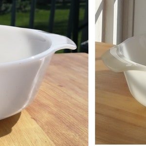 Puede incluir: Dos platos para hornear de cerámica blanca con diseños florales azules. El plato de la izquierda tiene un diseño floral azul sobre fondo blanco. El plato de la derecha es blanco liso.