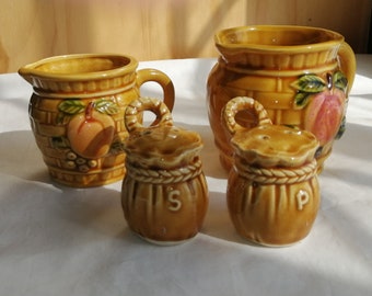 2 tazas medidoras con pimentero y salero