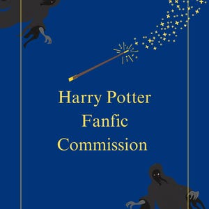 Könnte beinhalten: Blaue Grafik mit goldenem Rahmen. Der Text "Harry Potter Fanfic Commission" ist abgebildet. Ein Zauberstab mit funkelnden Effekten befindet sich in der Mitte. Zwei dunkle Figuren sind in den Ecken.