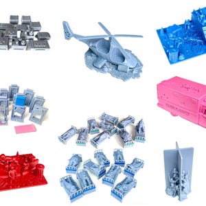 Könnte beinhalten: Eine Sammlung von 3D-gedruckten Miniaturen in verschiedenen Farben, darunter Grau, Blau, Rosa und Rot. Die Miniaturen zeigen einen Hubschrauber, einen Krankenwagen, Betten, Gebäude und andere Spielteile, geeignet für Tabletop-Spiele.