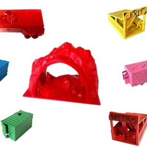 Könnte beinhalten: Ein Set aus 3D-gedruckten Miniaturgebäuden und -strukturen in verschiedenen Farben, darunter Rot, Blau, Grün, Gelb und Pink. Die Strukturen umfassen einen Tunnel, einen Container, ein Gebäude mit einem Ausgangsschild, ein Gebäude mit einem Metroschild und einen LKW.