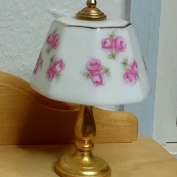 Reutter, romantica lampada da tavolo in porcellana con base in ottone, design a rose, miniatura di casa delle bambole vintage 1:12