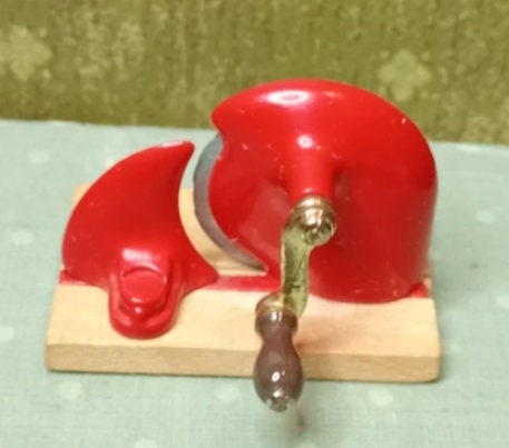 【１着でも送料無料】 Cast Slicer, Meat or Bread Red Hennig Bodo Iron Wood and ドールハウス用アクセサリ