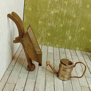 Puppenhaus Messing Set Schubkarre + Gießkanne, Vintage Zubehör, Metall (Fee) Gartenminiaturen 1:12