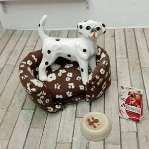 Dollhouse vintage dalmatian puppy dog set basket food bowl porcelaine vintage miniatures 1:12