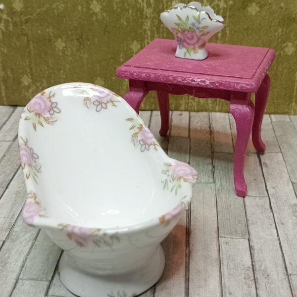 Dollhouse, half bath tub, sitting tub and vase porcelaine, floral design, vintage bathroom miniature 1:12