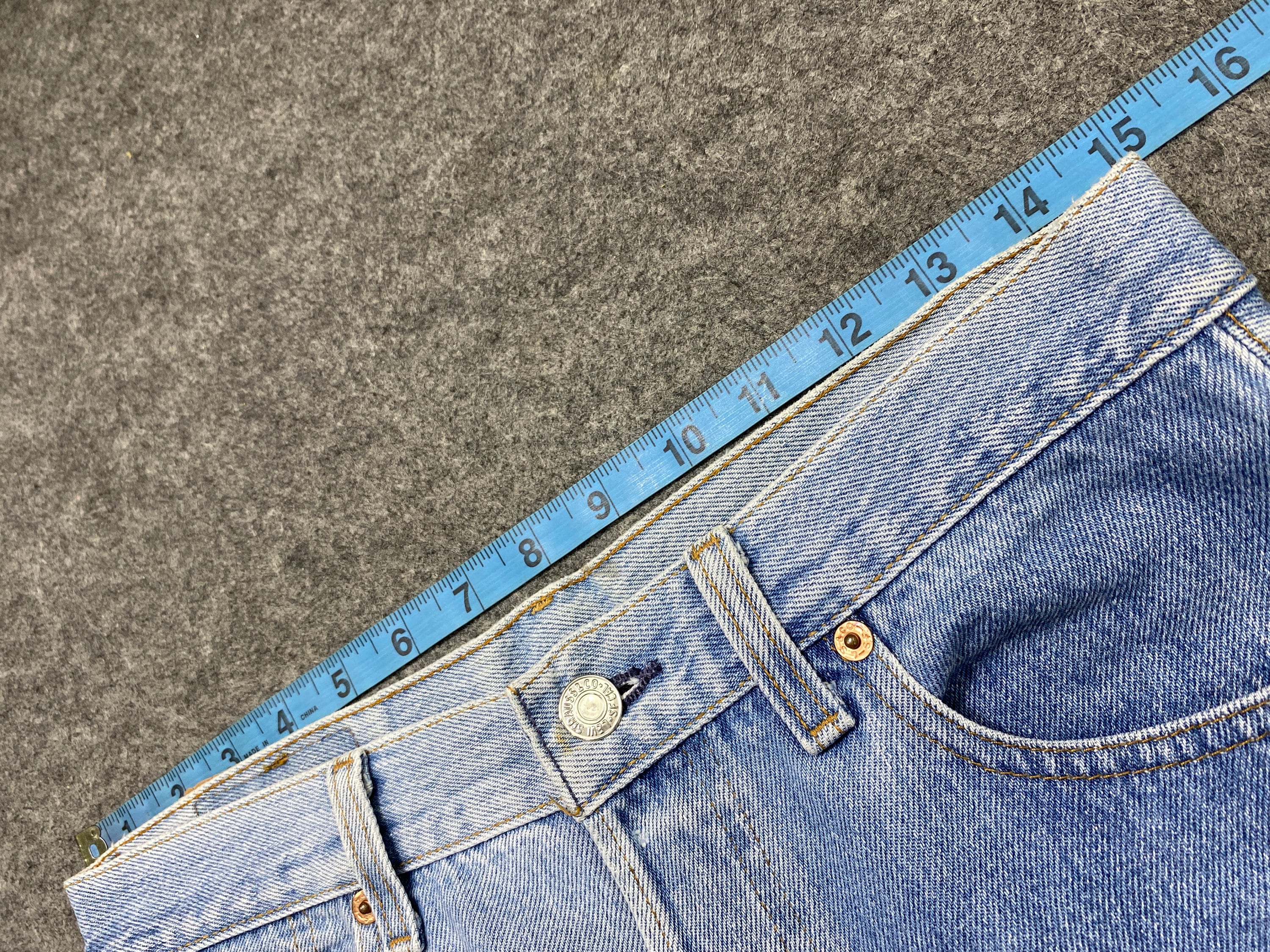 Kleding Gender-neutrale kleding volwassenen Jeans Vintage Levi's 501 Jeans 30x31 Lichtblauw Wash Denim Rood Tab Vervaagd Denim Grunge Stijl Vintage Denim Unisex Jeans 