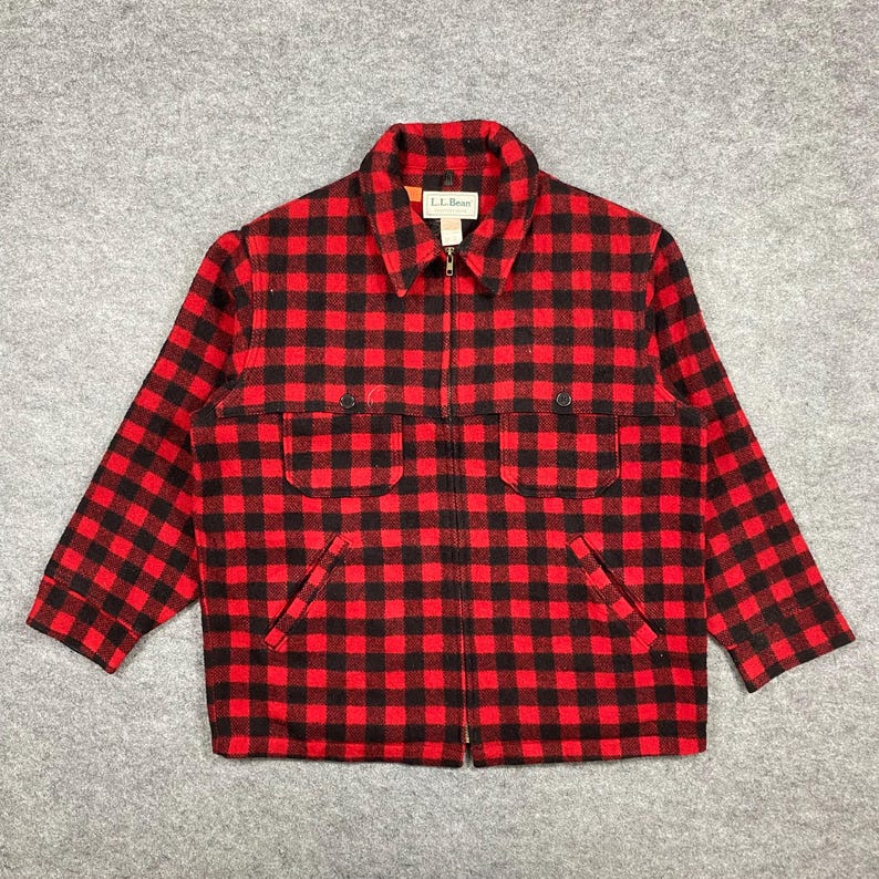 Op de afbeelding: Rood en zwart geruit jack met een volledige ritssluiting, twee borstzakken en twee handzakken. De jas heeft een kraag en lange mouwen. Het L.L.Bean-merklabel is zichtbaar op de kraag.
