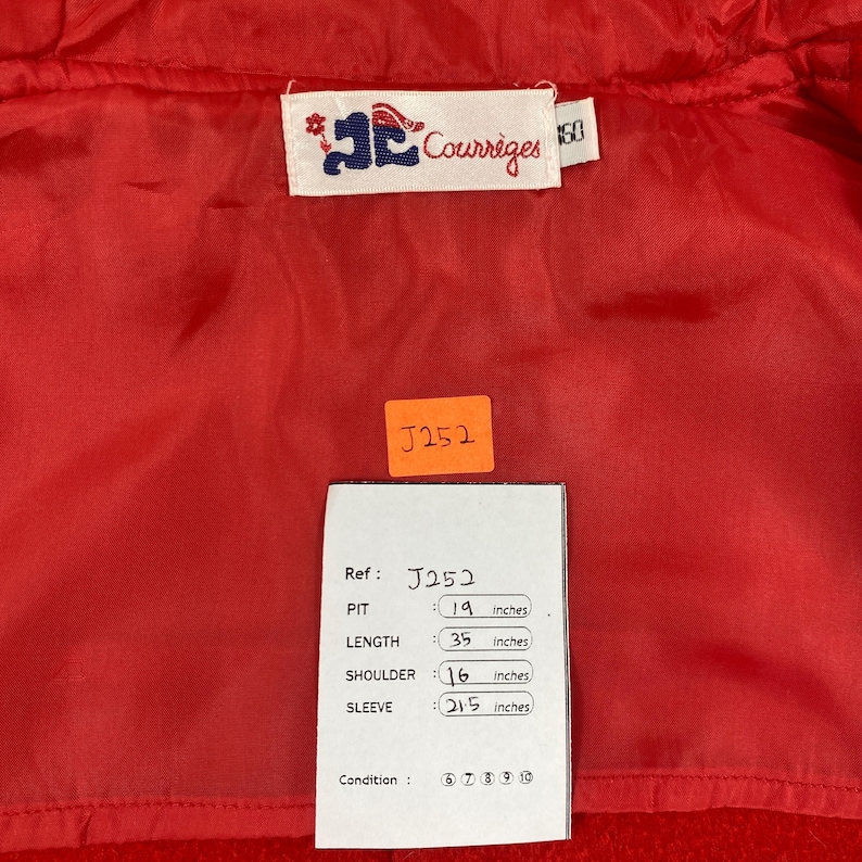 K&ouml;nnte beinhalten: Rote Jacke mit Courr&egrave;ges-Etikett. Die Ma&szlig;e der Jacke sind: Achsel 48 cm, L&auml;nge 89 cm, Schulter 41 cm und &Auml;rmel 55 cm. Ein Etikett mit der Referenznummer J252 ist ebenfalls sichtbar.