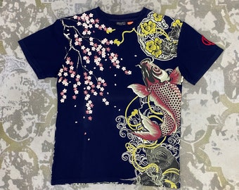 Camiseta Vintage Fish Koi Bullet Noise Sukajan dos anos 90, estampa japonesa de peixes koi e dragões por toda a peça, estilo tatuagem japonesa, azul, tamanho médio.