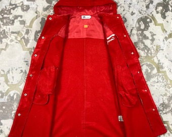 Vintage COURREGES Paris fleecejack met capuchon rode lange jas maat 160 S/M, jaren 90 streetwear designer bovenkleding, geborduurd logo luxe sport