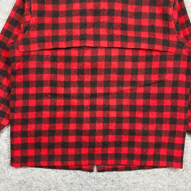 Op de afbeelding: Een rood-zwart geruit overhemd. Het overhemd heeft een klassiek buffelruitpatroon. De stof lijkt een materiaal van gemiddeld gewicht te zijn, geschikt voor koeler weer. Het overhemd heeft een knoopontwerp.