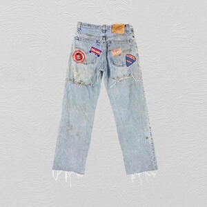 Jeans Levi's 555 vintage de los 90, desgastados, con parches personalizados, raros, de 1999, hechos en México, Levi Strauss, corte para hombre, estilo streetwear punk, talla 28x28.