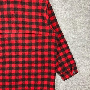 Op de afbeelding: Rood en zwart geruit overhemd. Het shirt met lange mouwen heeft een klassiek houthakkerspatroon. De manchet heeft een knoopsluiting. Het shirt is gemaakt van een zachte, geweven stof.