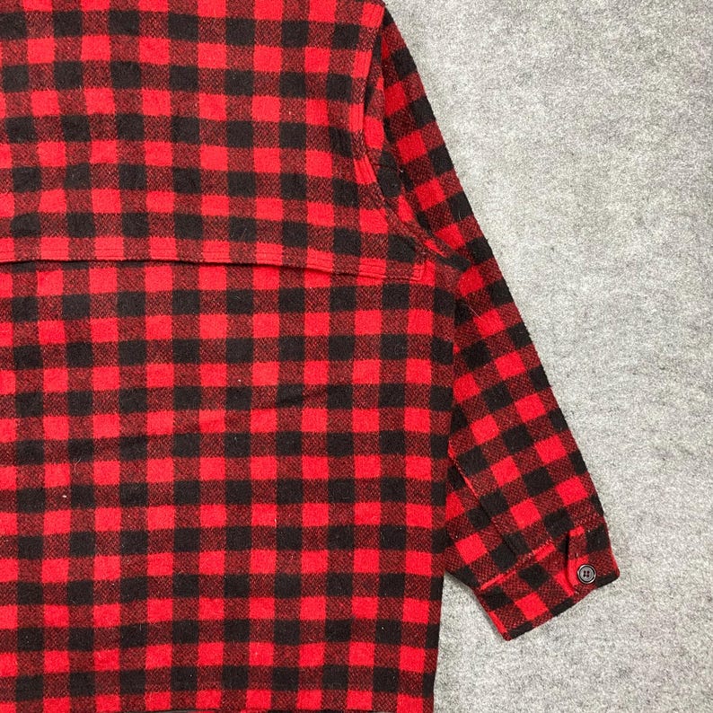 Op de afbeelding: Rood en zwart geruit overhemd. Het shirt met lange mouwen heeft een klassiek houthakkerspatroon. De manchet heeft een knoopsluiting. Het shirt is gemaakt van een zachte, geweven stof.