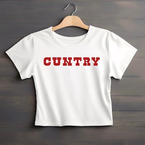 カントリー レディース クロップトップTシャツ | ロデオ風クロップドベビーTシャツ | クイーンカウボーイシャツ | パーソナルギフト | ビーハイブ クロップトップ | ロデオグラフィックTシャツ