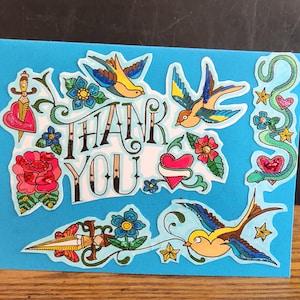 Met de hand getekende/gekleurde/geïllustreerd handgemaakte pop-up DANKJEWEL Retro op tatoeages geïnspireerde wenskaart met vogels en bloemen