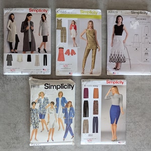 Puede incluir: Cinco sobres de patrones de costura Simplicity. Los patrones presentan diseños de vestidos, faldas, chaquetas y pantalones. Los sobres son blancos con imágenes de las prendas terminadas y el logotipo de Simplicity.