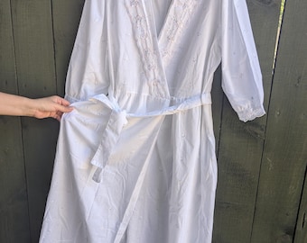 Vintage St. Michael White Embroidered Night Robe - Perfect Elegant Vintage Wedding Robe - Floral Nightwear Robe