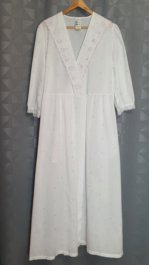 Vintage St. Michael White Embroidered Night Robe Perfect Elegant Vintage Wedding Robe Floral Nightwear Robe