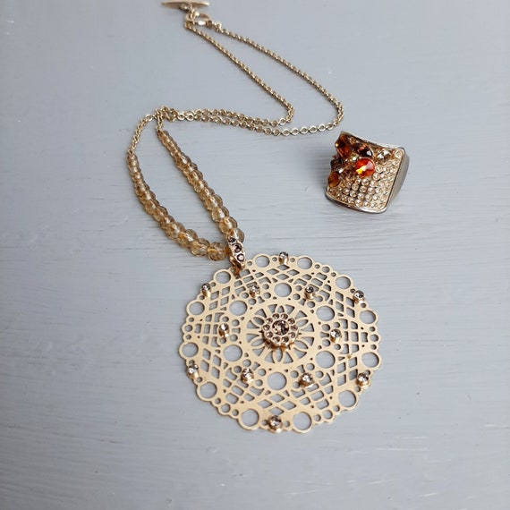 Round Pendant Necklace Jewelry - Marked as Liz Claiborne 's