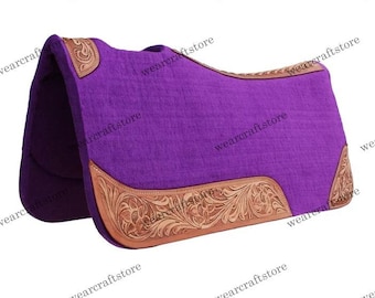 Manta para silla de montar western de fieltro de lana morada con detalles de cuero repujado.