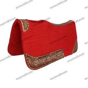 Tapis de selle western rouge en feutre de laine avec détails en cuir repoussé