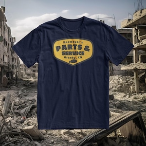 Może przedstawiać: Koszulka w kolorze granatowym z żółtym nadrukiem logo z napisem "Heemeyer's Parts & Service Granby, CO".
