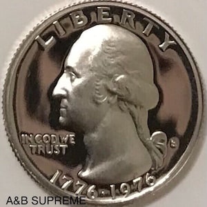 Może przedstawiać: Srebrna amerykańska moneta o wartości ćwierć dolara z profilem George'a Washingtona na awersie. Na monecie widnieje napis "LIBERTY" nad profilem i "IN GOD WE TRUST" pod nim. Data "1776-1976" jest wygrawerowana na dole monety.