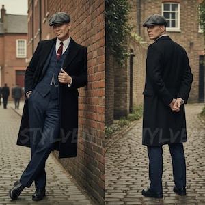Puede incluir: Un hombre con abrigo negro, gorra plana gris y traje de raya diplomática se apoya en una pared de ladrillo. Lleva camisa blanca, corbata roja y zapatos negros. El texto "STYLVE" aparece en la esquina inferior izquierda.
