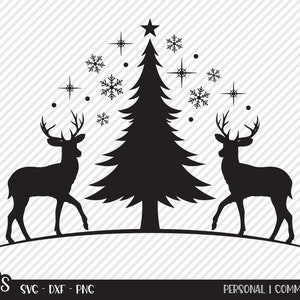 Puede incluir: Silueta negra de un árbol de Navidad con una estrella en la cima, dos ciervos a cada lado y copos de nieve y estrellas esparcidas alrededor del árbol.