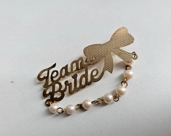 Broche Ladkiwale: broche de boda con plumas de pavo real bañadas en oro