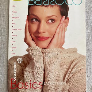 Peut inclure: Une couverture de magazine avec une femme aux cheveux bruns courts, se tenant le visage avec les deux mains. Le titre "BERROCO" est en haut, avec "Basics" et "Easy Options" en bas. La couverture liste également des noms de fils comme "Zen" et "Glace".