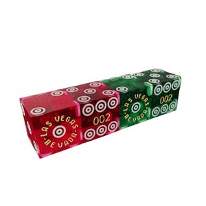Può includere: Due dadi trasparenti, uno rosso e uno verde, con punti bianchi e la scritta "LAS VEGAS NEVADA 002". I dadi sono un oggetto a tema casinò.