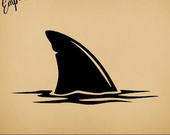 Könnte beinhalten: Eine schwarze Silhouette einer Haifischflosse, die aus dem Wasser ragt. Die Flosse ist spitz und dreieckig, mit einer glatten, abgerundeten Kante. Das Wasser wird durch eine einfache, wellenförmige Linie dargestellt.