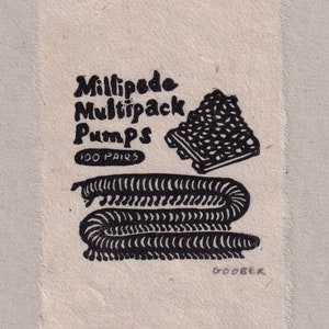 以下が含まれることがあります： 「Millipede Multipack Pumps 100 Pairs」と「GOOBLEK」というテキストが書かれた、黒と白のミリアポッドのイラスト