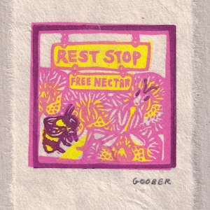 Könnte beinhalten: Ein rosa-gelber Druck mit einer Biene und floralen Elementen. Das Bild enthält die Wörter "REST STOP" und "FREE NECTAR" auf einem Schild. Der Name des Künstlers, "GOOBER", steht unten.