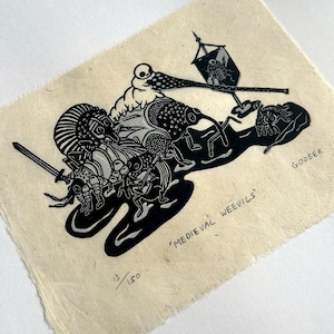 Könnte beinhalten: Ein Schwarz-Weiß-Linolschnitt mit dem Titel 'Medieval Weevils', der stilisierte Insektenfiguren in Rüstungen und mit Waffen zeigt. Der Druck befindet sich auf strukturiertem, cremefarbenem Papier und ist mit 13/150 nummeriert.