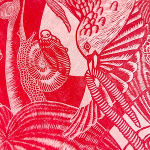 Könnte beinhalten: Ein roter und weißer Linolschnitt mit einem Vogel im Flug, einer Schnecke, die auf einem Blatt kriecht, und einer Muschel. Der Druck ist detailliert und kunstvoll und zeigt die Fähigkeiten des Künstlers.