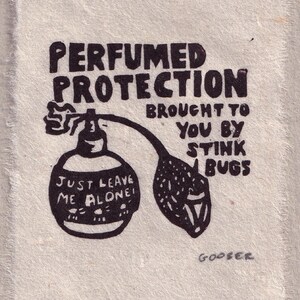 Könnte beinhalten: Schwarz-Weiß-Illustration auf strukturiertem Papier. Der Text lautet „PERFUMED PROTECTION BROUGHT TO YOU BY STINK BUGS“. Dargestellt ist ein Parfümflakon mit dem Text „JUST LEAVE ME ALONE!“. Der Name des Künstlers, GOOSER, steht unten.